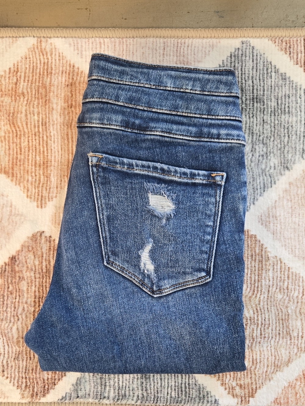 Women’s Mid-Blue Skinny Jeans with Subtle Distressing